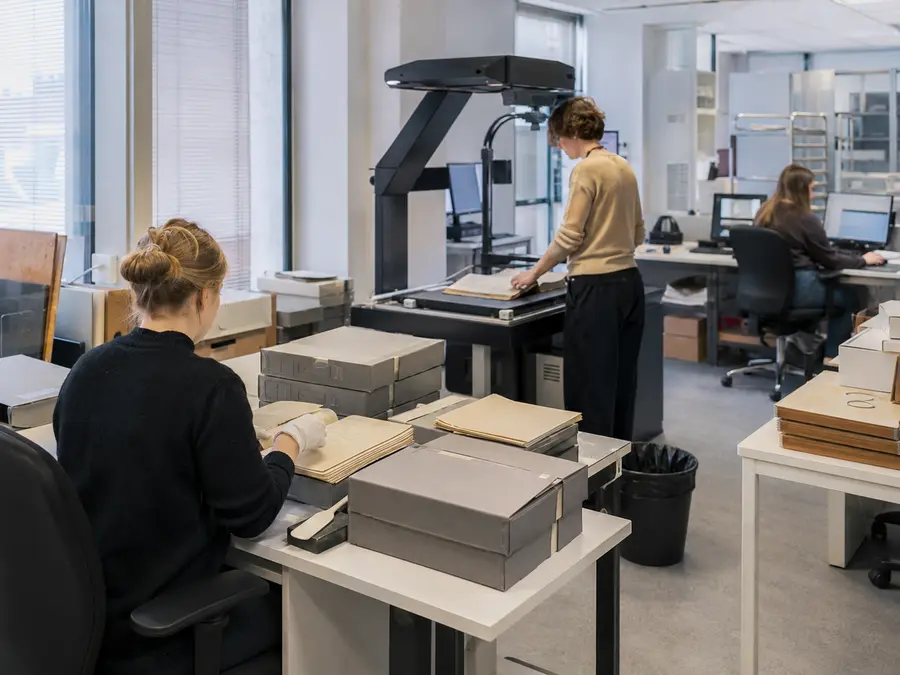 Medewerkers van een professioneel digitaliseringsbedrijf