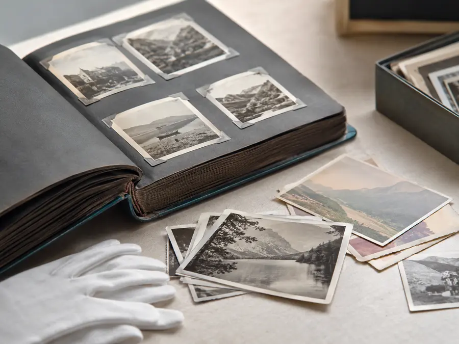 Historisch fotoalbum voorbereid voor digitalisering