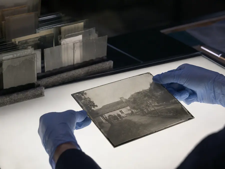 Glasnegatieven op een verlichte archieftafel