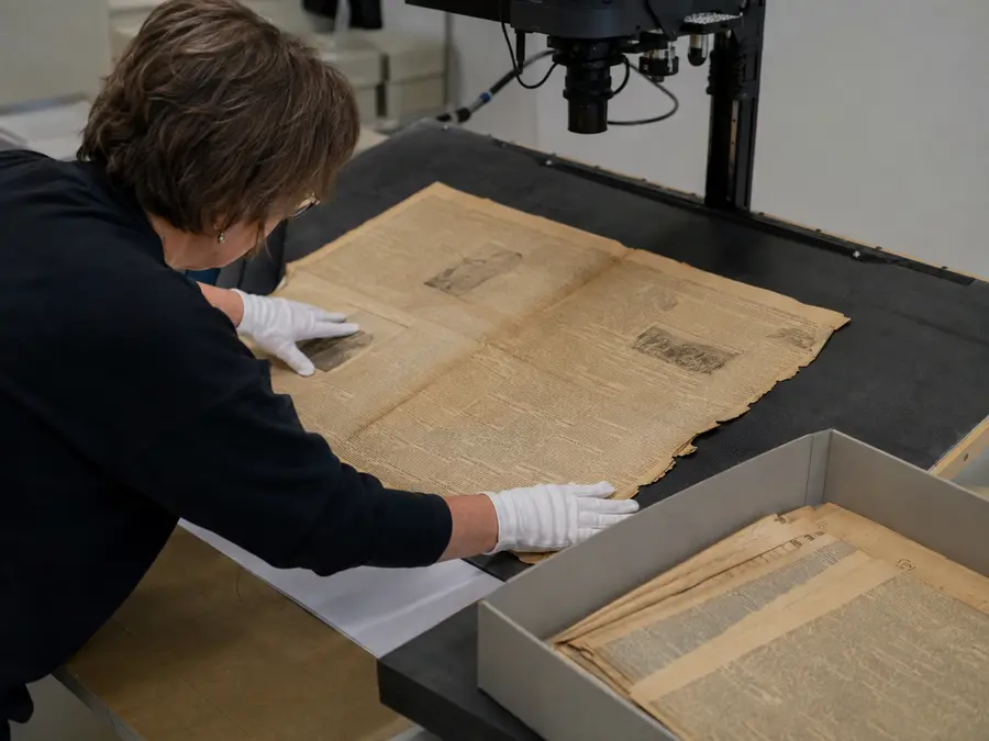 Historische krant onder een overheadscanner