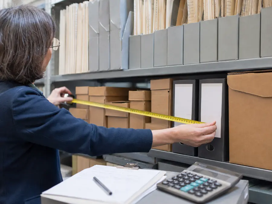 Archiefmeters en projectomvang worden opgemeten en berekend